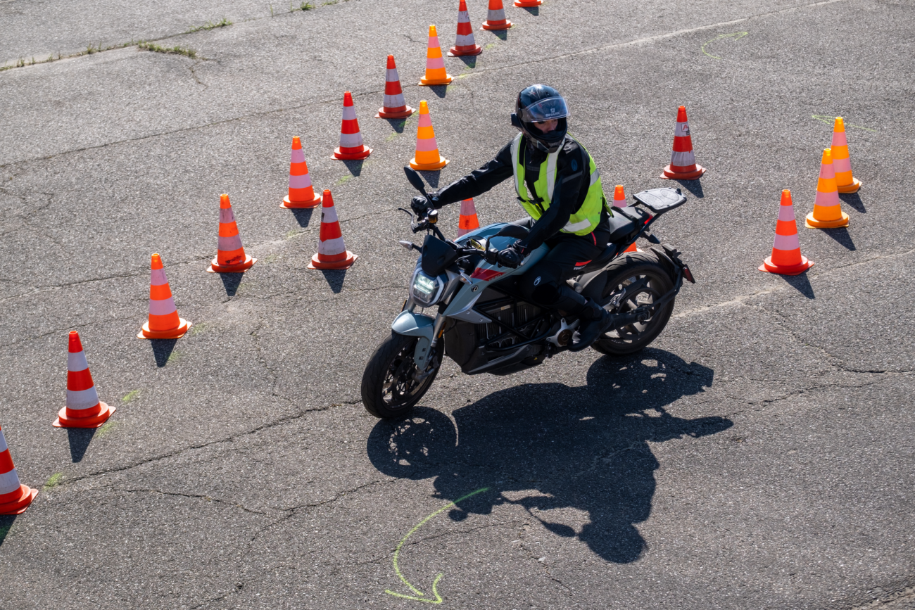 motorrijder tijdens doorgedreven motortraining Ready to Ride